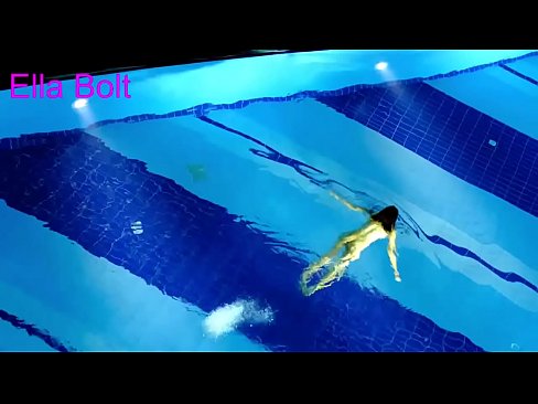 ❤️ Nu mă pot opri din privit, tânără blondă surprinsă înotând goală în piscina stațiunii ELLA BOLT ❤️  at ro.hentai-ita.ru ❌️